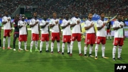 Les joueurs de l'équipe du Congo chanteront l'hymne national de leur pays lors de leur match de qualification pour la Coupe du Monde 2018 entre l'Egypte et le Congo au stade Borg el-Arab d'Alexandrie le 8 octobre 2017. / AFP PHOTO / TAREK ABDEL HAMID