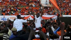 Le chanteur Davido lors d'une campagne électorale de Roch Marc Kabore, à Ouagadougou, Burkina Faso, le 27 novembre 2015.