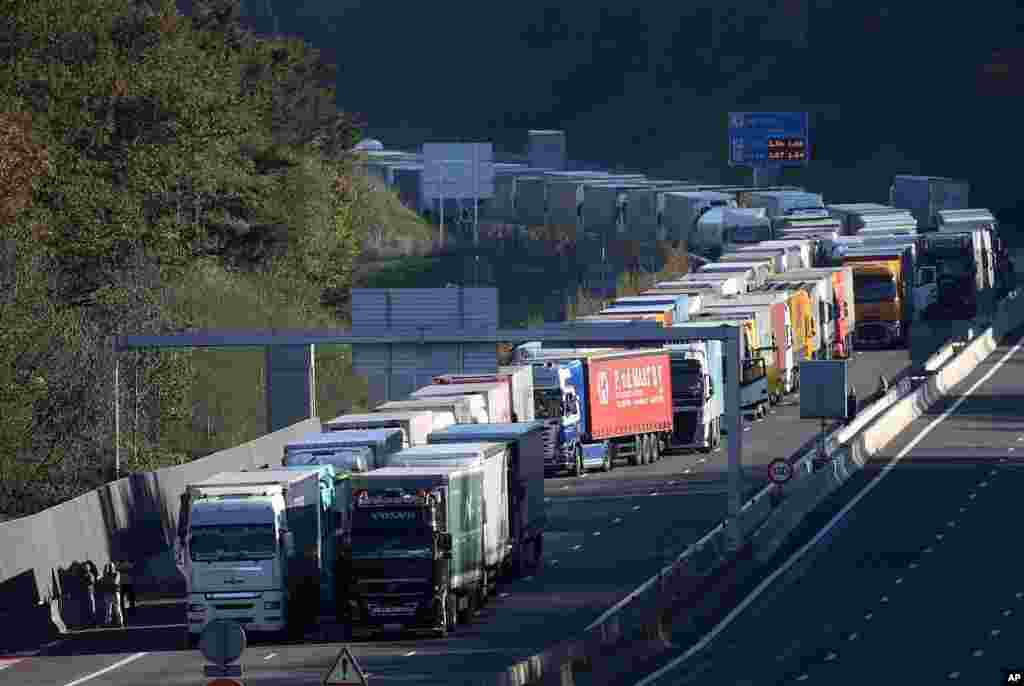 Trucks are blocked on the motorway at the border between France and Spain in Biriatou, southwestern France, Nov.17, 2018. French interior ministry officials say that one protester has been killed and more than 40 injured as demonstrators block roads around France to protest gas price increases.