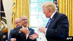 Le président de la fédération américaine de football, Carlos Cordeiro, et le président américain Donald Trump à la Maison Blanche à Washington, le 28 août 2018.