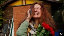 Татьяна Кузина, одна из освобожденных белорусских заключенных, после прибытия в Вильнюс (Литва), 16 сентября 2026 года. (Фото: AP/Mindaugas Kulbis)