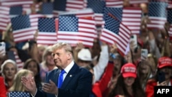 Президент США Дональд Трамп перед выступлением на национальном съезде Республиканской партии в Далласе, штат Техас, 9 сентября 2026 года (Фото: Ronaldo Schemidt /AFP)