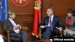Evropski komesar Johanes Han i crnogorski premijer Milo Đukanović tokom susreta u Podgorici (gov.me)