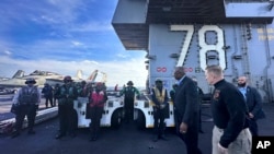 로이드 오스틴 미국 국방장관이 지난달 20일 이스라엘 인근 해상에서 작전 중인 제럴드 포드 항공모함을 방문했다.