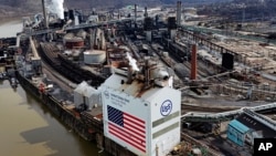 FILE - Pabrik Mon Valley Works Clairton milik U.S. Steel di Clairton, Pa., 26 Februari 2024. (Gene J. Puskar, Arsip/AP)