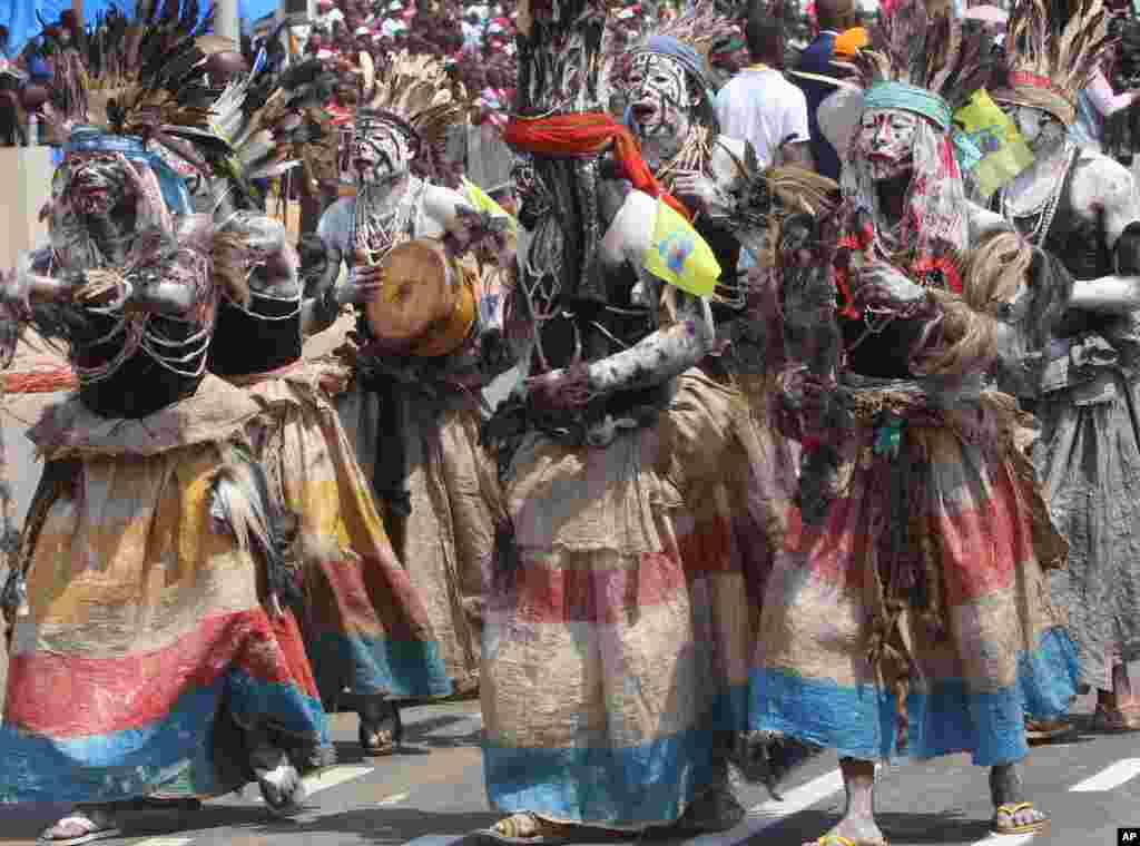 콩고민주공화국이 벨기에로부터 독립한 날을 기념하는 행사가 킨두에서 진행된 가운데, 전통의상을 입은 공연자들이 흥을 돋우고 있다. &nbsp;