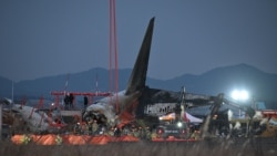 Petugas pemadam dan penyelamat atasi jatuhnya Boeing 737-800 Jeju Air di Bandara Muan, Korea Selatan, 29 Desember 2024. (Foto: AFP)