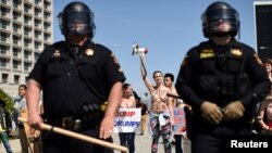 Decenas de personas forman muros humanos y barricadas en señal de protesta.