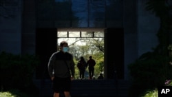 FILE - Students make their way through the University of Chicago campus, in Chicago, Illinois, May 6, 2021, as many U.S. institutions of higher learning are making plans to bring back foreign students for the fall semester.