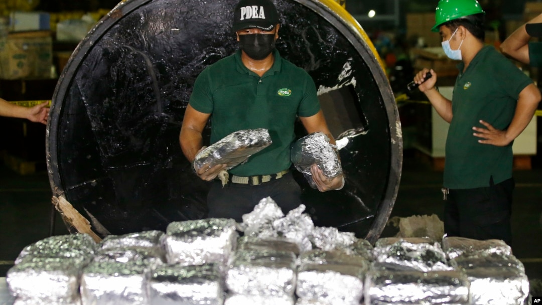 Anggota Lembaga Anti Narkotika Filipina (PDEA) mengumpulkan kantong-kantong berisi Methamphetamine Hydrochloride alias sabu-sabu yang disembunyikan dalam sebuah tabung baja. Manila, Filipina, 7 Agustus 2018 (foto: AP Photo/Aaron Favila)