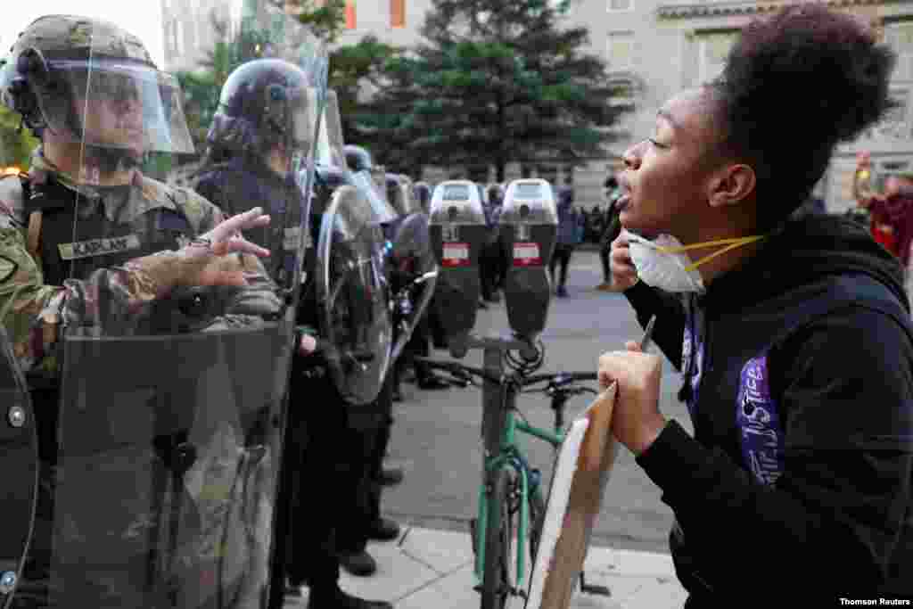 Una manifestante se enfrenta a agentes del orden durante una protesta cerca de la Casa Blanca contra la muerte en custodia policial de George Floyd en Minneapolis, en Washington, D.C., el 1 de junio de 2020.