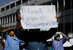 La pandemia ha revelado el desgastado sistema de salud pública que existe en América Latina. Miles de médicos y personal de salud han protestado por no contar con equipo adecuado ni recursos suficientes. Foto de protesta en Bolivia.