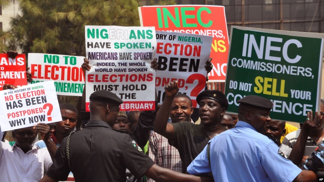 'Yansanda suke bada kariya a Abuja ga masu zanga zanga kan dage zabe ranar Asabar.