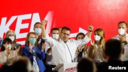 Bivši premijer Severne Makedonije i lider vladajućeg Socijaldemokratskog saveza Makedonije Zoran Zaev proslavalja pobedu na parlamentarnim izborima, 16. jula 2020. (Foto: Rojters, Ognen Teofilovski)