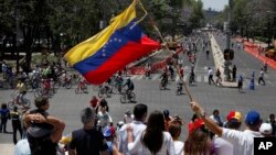 Protesta en contra del gobierno del presidente Nicolás Maduro en Ciudad de México, frente al monumento Ángel de la Independencia, el domingo.