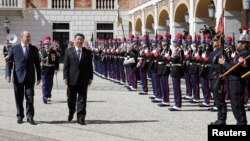 Prince Albert II of Monaco and Chinese President Xi Jinping inspect an honour guard at the Monaco Palace, Monaco, March 24, 2019. 