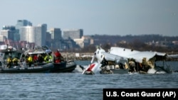 Potongan pesawat American Airlines terlihat berada di Sungai Potomac dekat Bandara Nasional Ronald Reagan Washington, pada 30 Januari 2025. (Foto: Petty Officer 2nd Class Taylor Bacon, U.S. Coast Guard via AP)