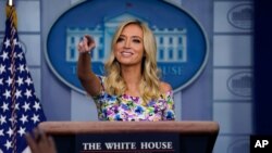 La portavoz de la Casa Blanca, Kayleigh McEnany, se dirige a los periodistas durante la rueda de prensa del miércoles 1 de julio de 2020..