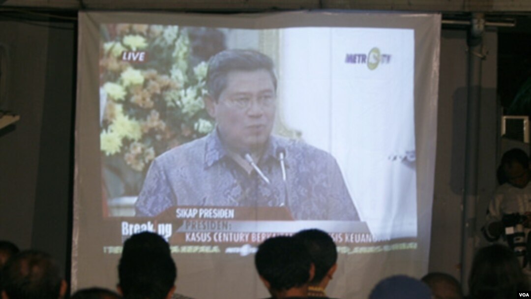 Aktivis antikorupsi menyaksikan pidato Presiden SBY yang meminta polisi dan jaksa menghentikan penyelidikan kasus korupsi terhadap dua pimpinan KPK tahun 2009 silam (foto: dok).