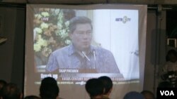 Aktivis antikorupsi menyaksikan pidato Presiden SBY yang meminta polisi dan jaksa menghentikan penyelidikan kasus korupsi terhadap dua pimpinan KPK tahun 2009 silam (foto: dok).