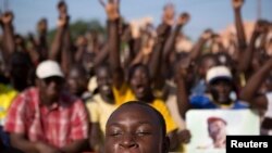 Une foule manifeste sur la place de la Révolution à Ouagadougou, Burkina Faso,28 ocobre 2014.