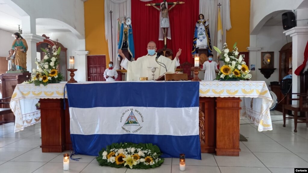 El padre Edwin Román, párroco de la Iglesia San Miguel Arcángel, en Masaya, Nicaragua, durante una misa el 20 de abril de 2021. [Foto cortesía de Noel Miranda]