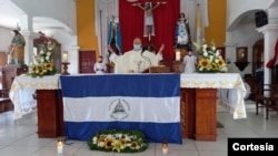 El padre Edwin Román, párroco de la Iglesia San Miguel Arcángel, en Masaya, Nicaragua, durante una misa el 20 de abril de 2021. [Foto cortesía de Noel Miranda]