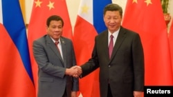 Chủ tịch Tập Cận Bình (phải) bắt tay Tổng thống Rodrigo Duterte trong cuộc họp ở Bắc Kinh ngày 15/5/2017.