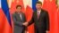 中国国家主席习近平在2017年5月15日北京“一带一路'”论坛双边会晤中与菲律宾总统罗德里戈·杜特尔特握手。