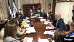 El alto comisionado de derechos humanos de la ONU Zeid Raad Al Hussein, reunido con los miembros de la Comisión Coordinadora de la Justicia de El Salvador. Foto: ONU El Salvador.