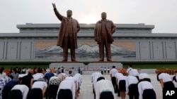 북한 평양 만수대 언덕의 김일성, 김정일 동상에 참배하는 주민들. (자료사진)