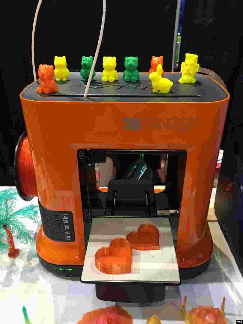  یکی از چالشهای اصلی استفاده همگانی از چاپگرهای سه بعدی قیمت بالای آنهاست. شرکت ایکس وای زی چاپگر سه بعدی ای را وارد بازار کرده که تنها دویست و هفتاد دلار قیمت دارد. 