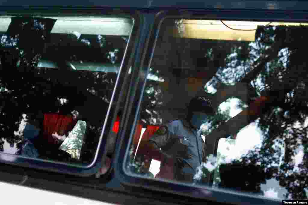 Un polic&#237;a revisa la documentaci&#243;n de los pasajeros dentro de un autob&#250;s, para verificar si hay migrantes provenientes de la caravana de centroamericanos, para evitar que contin&#250;en su viaje a EE.UU., en un puesto de control, en Guatemala. [Foto: Reuters]