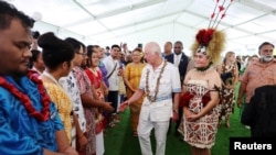 El rey Carlos III es recibido por estudiantes cuando asiste al lanzamiento formal del Programa de Becas de la Commonwealth del Rey en la Universidad Nacional de Samoa el 24 de octubre de 2024 en Apia, Samoa.