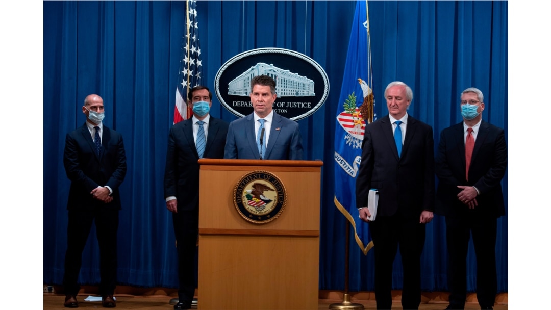 El subdirector del FBI, David Bowdich, habla con los medios sobre los cargos y arrestos relacionados con una campaña de intrusión informática vinculada al gobierno chino por parte de un grupo llamado APT-41. Miércoles, 16 de septiembre de 2020.