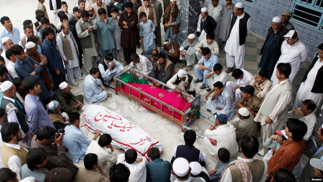 Muslim Syiah etnis Hazara melakukan upacara pemakaman bagi para korban kekerasan di Quetta, Pakistan (23/10).