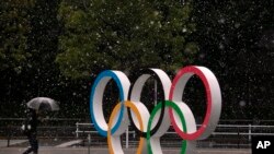  14일 일본 도쿄 뉴네셔널스테디움 인근에 설치된 2020 도쿄올림픽 오륜기 장식물. 