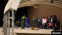 AQSh-Meksika chegarasida turgan migrantlar