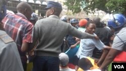 Kubotshwa ababalisi abatshengisela phandle kwamawofisi kaMnu. Mthuli Ncube.