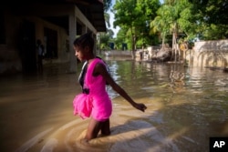 Laura fırtına seviyesinde bile Haiti'nin başkenti Port-au-Prince'te su baskınlarına yol açtı.