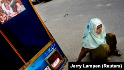 Seorang perempuan penyandang cacat secara fisik di Pakistan bertekad untuk mendidik anak-anak di komunitasnya yang miskin. Gambar sebagai ilustrasi. (Foto: Reuters/Jerry Lampen)