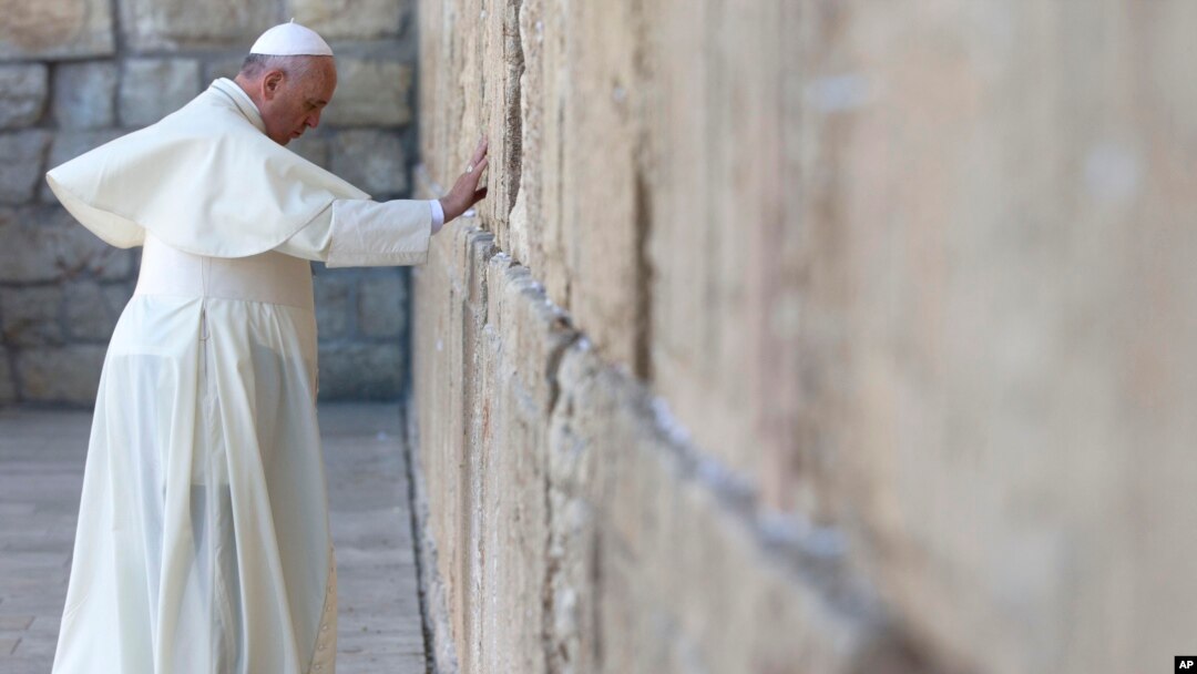 El papa Francisco ora en el Muro de los Lamentos, el lugar más sagrado de los judíos.