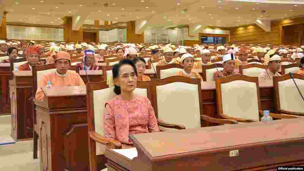 Shugabar jam&#39;iyyar rajin kare mulkin dimokaradiyya, Aung San Suu Kyi, a wajen taron farko na &#39;yan majalissar kasar a birnin Naypyidaw, Myanmar.