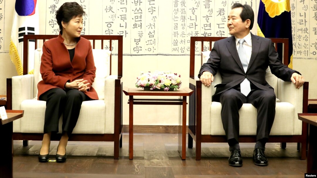 South Korean President Park Geun-hye talks with parliament speaker Chung Sye-kyun during their meeting at the National Assembly in Seoul, South Korea, Nov. 8, 2016.