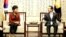 韩国总统周朴槿惠与韩国国会议长丁世均会面（资料图，2016年11月8日）
