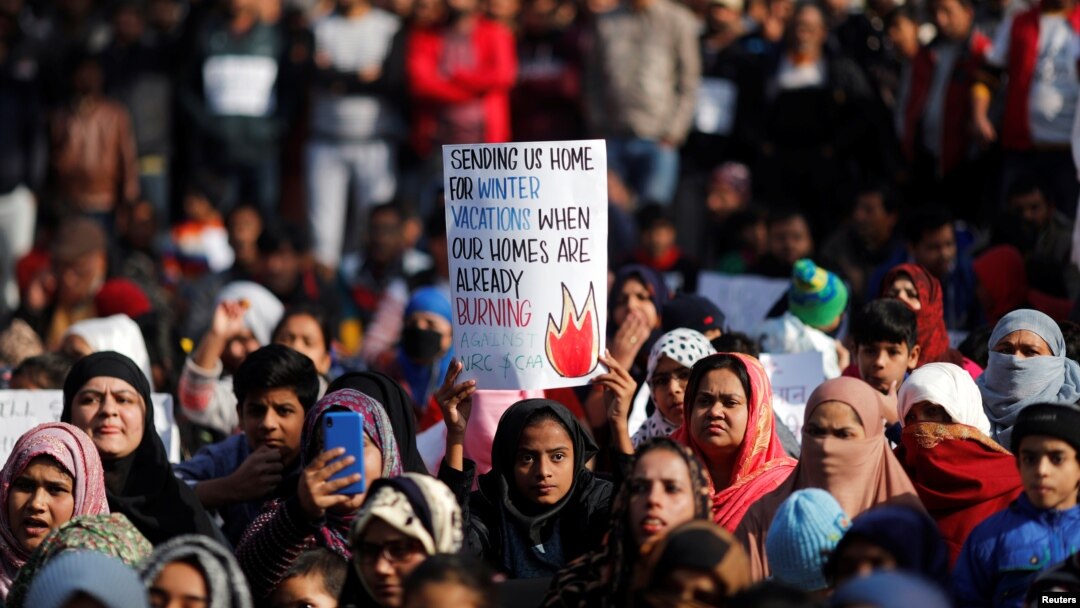 Warga India, sebagian besar para mahasiswa Universitas Jamia Millia Islamia, berunjukrasa di ibukota India, New Delhi, Rabu (25/12). 