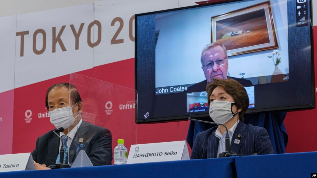 CEO Tokyo 2020 Toshiro Muto (kiri), Ketua Komisi Koordinasi Olimpiade XXXII Tokyo 2020 John Coates (di layar) dan Presiden Tokyo 2020 Seiko Hashimoto, menghadiri konferensi pers Komisi Koordinasi IOC Tokyo 2020, Jumat, 21 Mei 2021 di Tokyo (Nicolas Datiche / Pool Photo via AP).