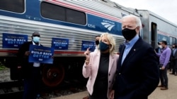 Demokratski kandidat Džo Bajden i supruga Džil pozdavljaju se sa pristalicama pred ukrcavanje na Amtrakov voz u Klivlendu, 30. septembra 2020.