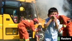 Latihan kebakaran di sebuah TK di Cangzhou, Hebei, China, 27 Agustus 2018. Tiga belas orang tewas dalam kebakaran asrama sekolah di Provinsi Henan, China tengah pada 19 Januari 2024. (Foto: Ilustrasi/China Daily via Reuters)