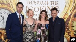 Dari kiri, Sacha Baron Cohen, Mia Wasikowska, Anne Hathaway dan Johnny Depp tiba di malam pemutaran perdana 'Alice Through the Looking Glass' di bioskop El Capitan hari Senin, 23 Mei 2016, di Los Angeles. (Foto: Jordan Strauss/Invision/AP)